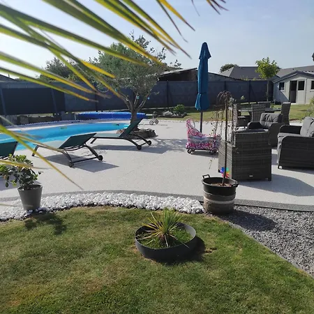 Maison Calme Avec Piscine بيت للعطل Le Grand-Celland